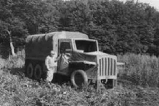 Foto van nep (dummy) legermateriaal tijdens Wereldoorlog 2