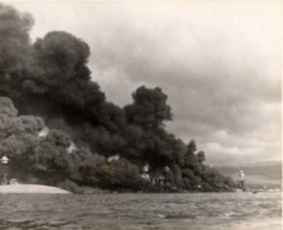 Zeldzame foto van de aanval op Pearl Harbor