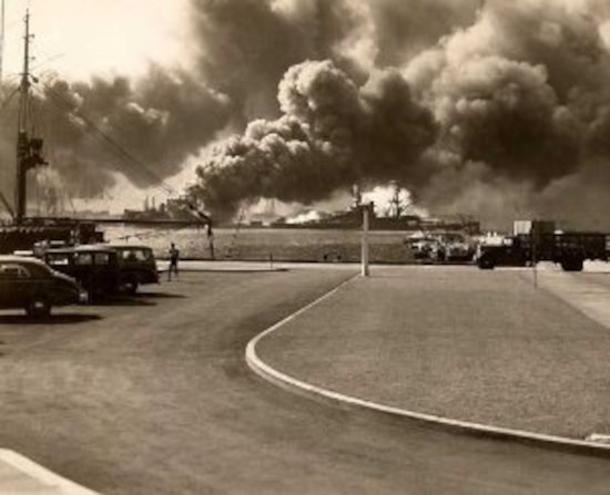 Zeldzame foto van de aanval op Pearl Harbor