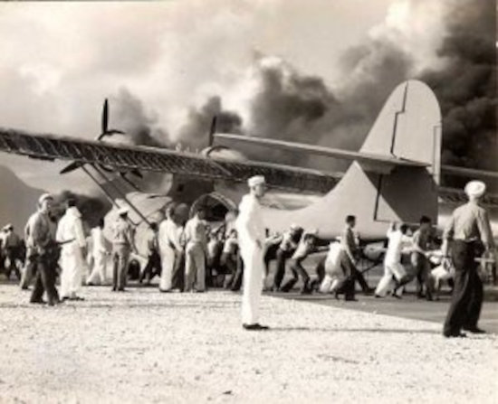 Zeldzame foto van de aanval op Pearl Harbor