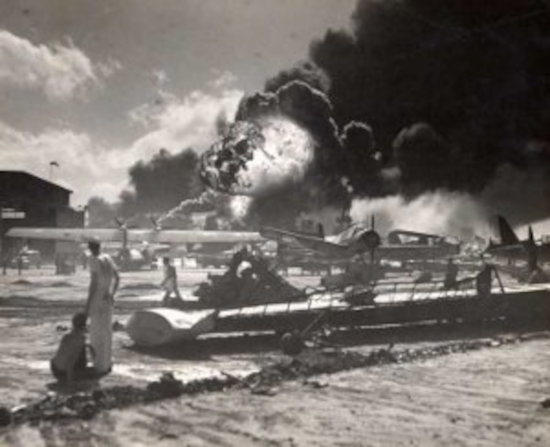 Zeldzame foto van de aanval op Pearl Harbor