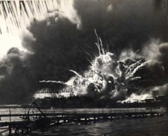 Zeldzame foto van de aanval op Pearl Harbor